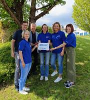 Das Simply Strong Team freut sich über das Gütesiegel! Von links nach rechts: Prof. Mag. Franz Hofer, Prof. Mag. Michaela Lackner, Direktor Mag. Nikolaus Stelzer, Prof. Mag. Martina Schneeberger, Prof. Mag. Susanne Reischl, Prof. Mag. Birgit Öttl