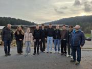 Prof. Mag. Rainer Möstl (ganz rechts) mit dem Geschäftsführer Markus Fesl und den Schülerinnen und Schülern des Wahlpflichtgegenstandes Unternehmensführung und Betriebswirtschaftslehre